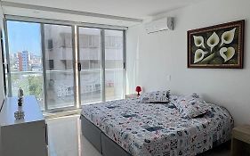 Amplio y hermoso apartamento con balcón para disfrutar, WiFi rápido, piscina y parqueadero